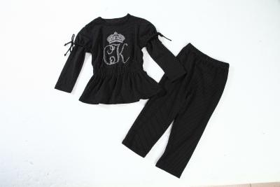 Chine Pyjamas de petite fille de pyjamas du coton des enfants noirs et blancs avec le logo de transfert de chaleur à vendre