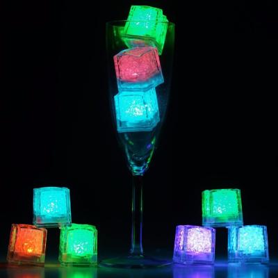 China 1.1 Inch Water Activated LED Light Up Flashing Ice Light / Water Proof LED Ice Cube For Bar LXL-IS2 for sale