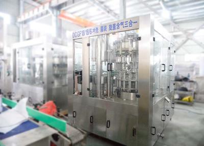 China La máquina de rellenar de la bebida carbónica automática, provee de gas la máquina de embotellado fría de la bebida en venta