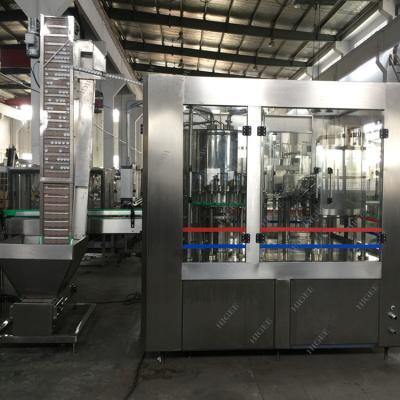 China Acaricie la capacidad de producción automática del control 10000bph del PLC de la máquina de rellenar del agua de la botella de cristal en venta