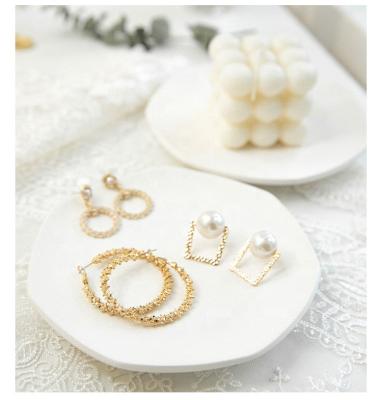 China Viable Simple White Ceramic Jewelry Storage Tray Jewelery Storage Tray Shooting Props Ring Necklace Earrings Necklace Display Jewelry Rack for sale