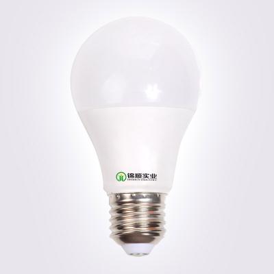 중국 A60 7W LED 전구 E27 플라스틱 입히는 알루미늄 25000hrs 보장 2 년 판매용