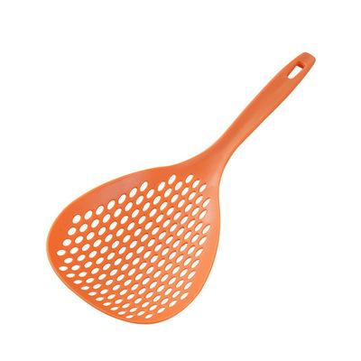 China Creativity Plastic Drain Spoon Strainer Spoon Pasta Spoon Kitchen Tools Viable Colander Long Handle for sale