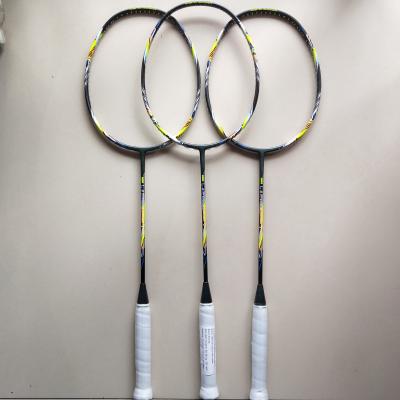 China Durable type 58g badminton woven rackets with 30 lbs tension woodhand graphite-fiber badminton rackets for sale