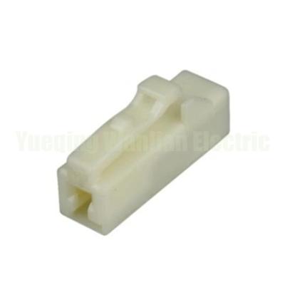 Chine 1 épingle 7283-1010 MG651194 Connecteur de câble féminin Connecteur automobile de remplacement étanche blanc à vendre