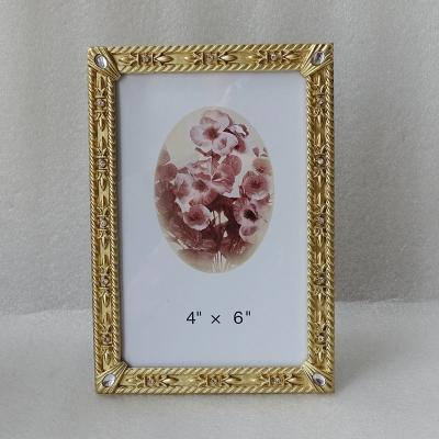 China Morden Gold Elegant Desktop Picture Zinc Alloy Frame with Clear Rhinestones and Acrylic Jeweled 4 by 6 Rectangle Metal Picture Frame for sale