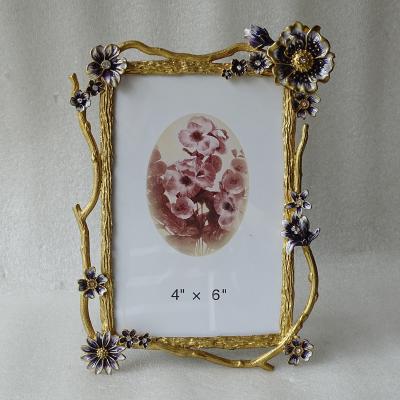 China Environmental Friendly 4x6 Jeweled Gold White Purple Inches Metal Alloy Floral Picture Photo Table Frame for sale