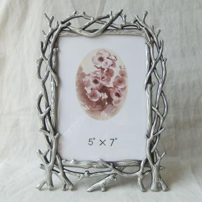 China Antique Table Photo Frame Tin Branch Designs 5x7 Inches Metal Photo Frame for sale