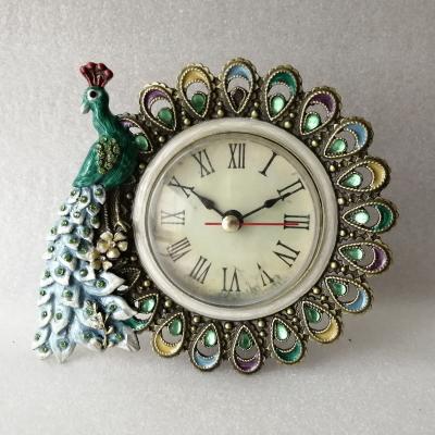 China Small Vintage Antique Peacock Style Quartz Analog Round Table Clock With Green Rhinestones 12cm 11.5cm Handmade Zinc Alloy Framed Decor for sale