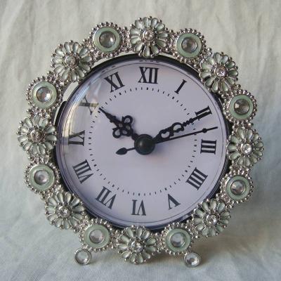 China Antique Style Silver Green Hand Clear Glazed Rhinestones Jeweled Floral Zinc Alloy Frame Table Clock Small Size for sale