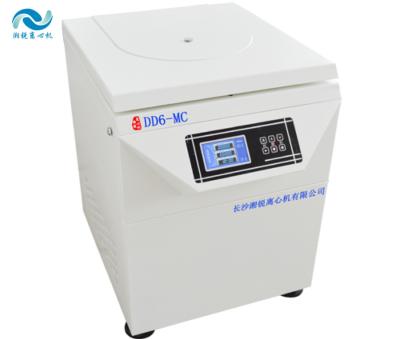 Chine 6000 r/min Machine de centrifugeuse à basse vitesse de laboratoire avec 10 courbes de réduction de vitesse de programme à vendre