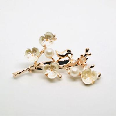 China Eco-Friendly Women Costume Silver Alloy Brooch Jewelry Cheap Wholesale Rhinestone Pearl Brooches for sale