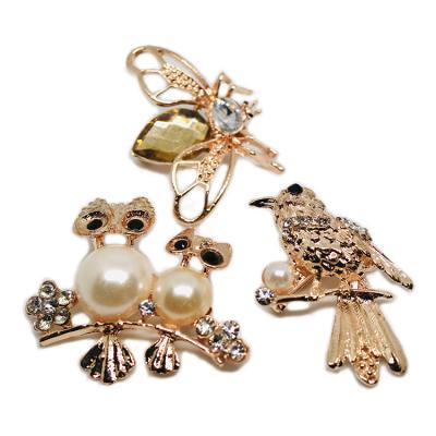 China Eco-friendly Fashion High-end Alloy Pearl Brooch With Rhinestone Flower Round Brooch Female Jewelry for sale