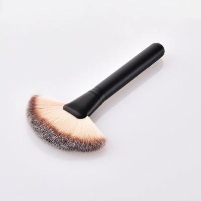 China Angular Blush Wholesale Lowest Price Simple Fan-shaped Classics Black Wooden Handle Brush Large Powder Makeup Brush for sale