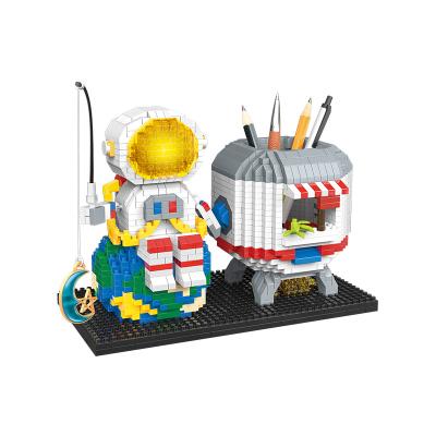 China Building Toy Plastic 1580pcs Pen Holder Astronaut Blocks And Model Building Toys Creative Collocation New Building Block for sale