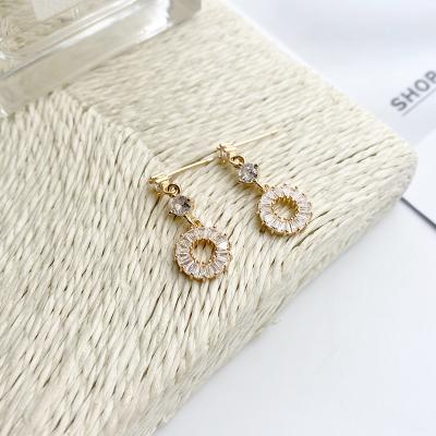 China Fashionable Unique Sparkle Sensitive Women's CZ Zircon Stud Earrings Round Zircon Panel Drop Earrings for sale