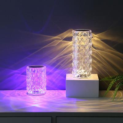 China Lámpara de mesa de cristal cilíndrica con carga USB LED Lámpara de escritorio ambiente de noche con control táctil 16 colores Atmosfera Luz de cristal LED en venta