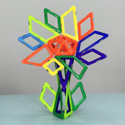 Cina Fiori colorati piastrelle magnetiche geometriche blocchi di costruzione magnetici per bambini di 3 anni in vendita