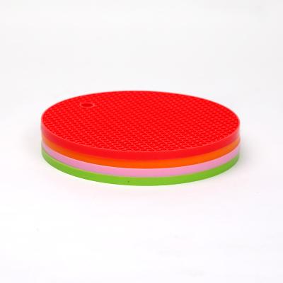 China 7 Inch Silicone Viable Tripod Mats Pot Holder For Thick Heat Resistant Kitchen Oven Home Use Multiple Colors Hot Plates Hot Pads Pods for sale