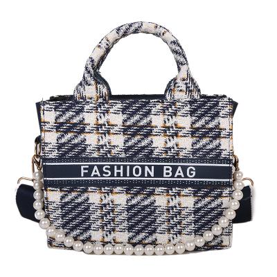 China Fashion sense portable popular foreign style large plaid bag 2022 fashion bag armpit tote bag for sale