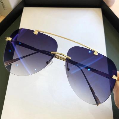 China 2022 New Arrival Gradient Frog Frame Trendy Sunglasses Fashion Big Frameless Custom Metal Sunglasses for sale