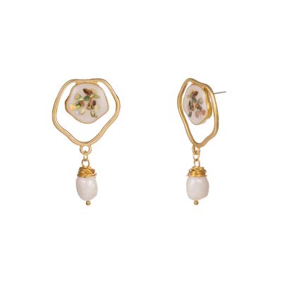 China 2022 CLASSIC Fashion Exaggerated Design Earrings Plated Handwoven Natural Freshwater Pearl Earring Gold Shell Earrings for sale