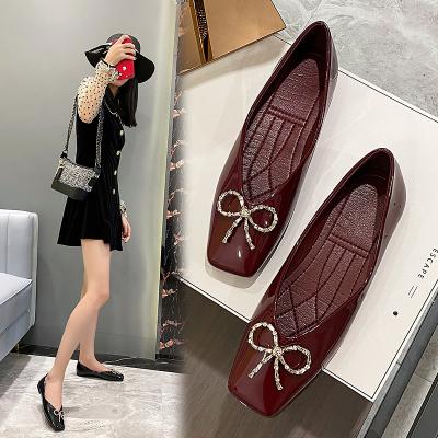 China Hot Selling Luxury Shoes Big Size 41-44 Round Good Quality Ladies Flat Shoes Women Walking Style Shoes for sale