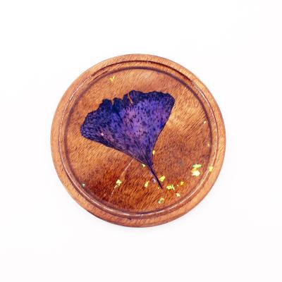 China Sustainable Home Decoration Ginkgo Maple Leaf Round Dried Leaves Inside Natural Wood Resin Coasters for sale