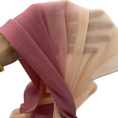 China 2022 Newest Hot Muslim Pleated Two Tone Print Chiffon Tudung Chiffon Shawl Hijab Custom Logo Scarf Women Crinkle Chiffon Hijab Scarf for sale