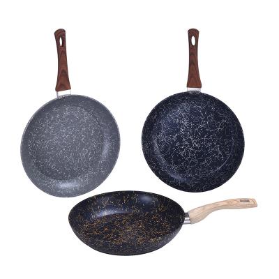 China Sustainable Wholesale kitchen kitchenware professional gold-plated omelet pan non stick pan frying pan Te koop