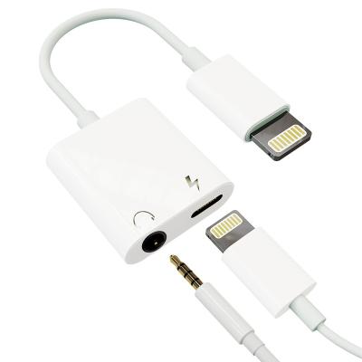 中国 Mobile Phone 2 in 1 Charging 3.5mm Earphone Jack Audio Support Calling Lightning Audio Adapter 販売のため