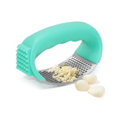 China Premium Household Kitchen Garlic Crusher Stainless Steel Garlic Press Dipper With Ergonomic Handle for sale