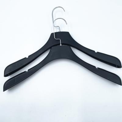 China Salon Black Plastic Hanger Hanger With Notched for sale