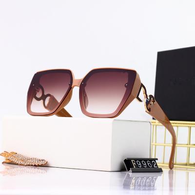 China Hot Selling Square PC Sun Glasses Female Ladies Glass Sunglasses 123Vintage Fashion One Piece Oversized Women Sunglasses With Rivet for sale