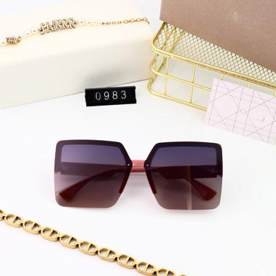 China Hot Selling Square PC Sun Glasses Female Ladies Glass Sunglasses 123Vintage Fashion One Piece Oversized Women Sunglasses With Rivet for sale