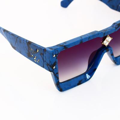 China Hot Selling Square PC Sun Glasses Female Ladies Glass Sunglasses 123Vintage Fashion One Piece Oversized Women Sunglasses With Rivet for sale