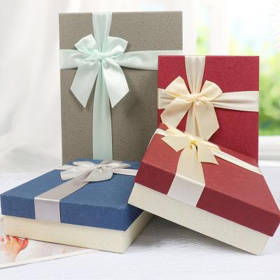 China Materials Sliver Food Christmas Portable Gift Paper Recycled Luxury Polishing Folding Gift Box for sale