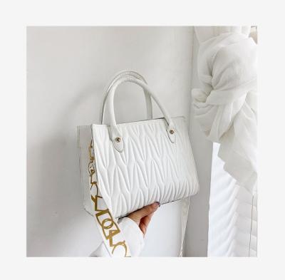 China 2022 summer new fashion style small bag fashion style casual wide shoulder bag female western popular fashionable simple shoulder bag for sale