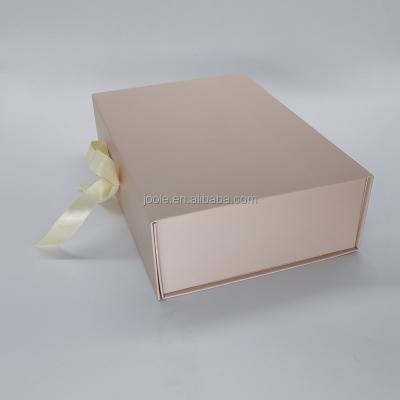 China Fashion Store Boutique Recyclable Gift Packaging Box With Bowknot Custom Logo Hot Stamping Box for sale