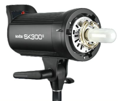 China 5A 300Ws GN65 Professional Studio Strobe with Built-in 2.4G Wireless X System Offers Shooting for sale