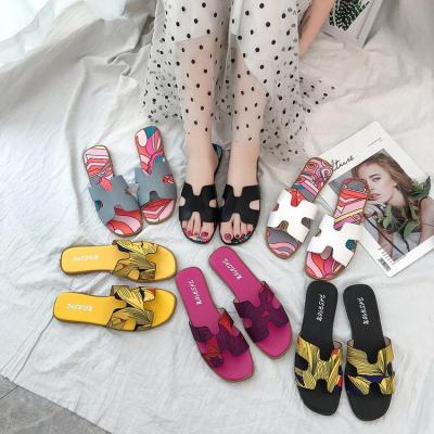 China 2021 fashion trend newcomers design low price beach ladies slippers and sandals fashion summer pu leather flats shoes sandals for women for sale