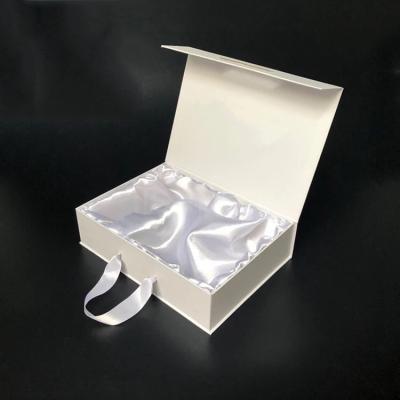 China Recyclable Custom Paper Cardboard Gift Box With Hand Strap for sale