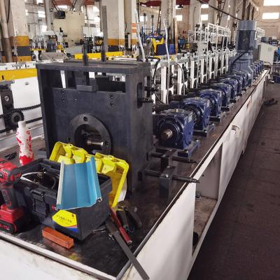 Chine Machine de formage de rouleaux sectionnels pour la fabrication de feuilles de panneaux 5,5 kW à vendre