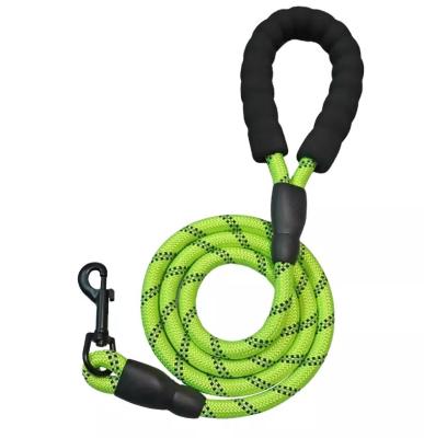 Chine Chien en nylon Cat Led Leash For Pet de fabrication d'animal familier de laisses réfléchies en gros de corde à vendre