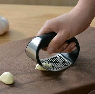 China Stainless Steel Sustainable Garlic Press Manual Garlic Meat Grinder Cutting Garlic Tools Curve Fruit Vegetable Tools Kitchen Instruments for sale