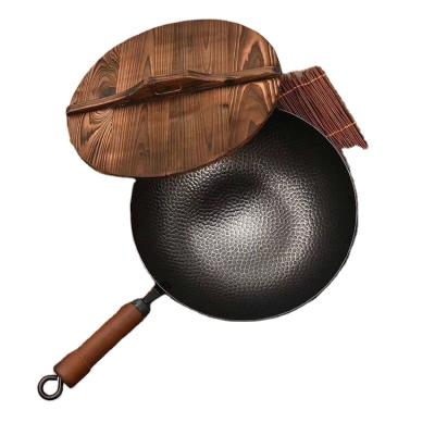 China Sustainable Hot Sale Cast Iron Chinese Wok Casserole With Wooden Handle for sale