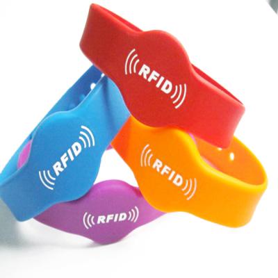 China qr code rfid silicone wristbands microship nfc silicone waterproof/waterproof wristband for sale