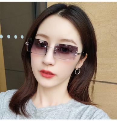 China Red square rimless lattice ladies sunglasses fashion new gradually changing sunglasses to shape street shot glasses wholesale for sale