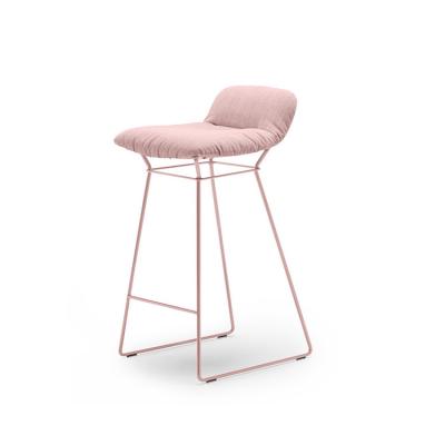 China Nordic Modern High Quality Pink Modern Metal Bar Furniture Makeup Bar Style High Stool Chair With Gloden Leg For Hotel for sale