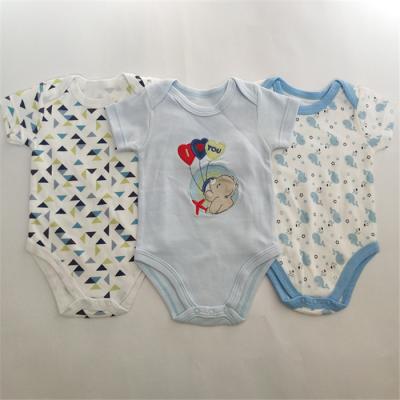 China Farbiger Bodysuit-Baby-Baumwollspielanzug des neugeborene Ausstattungs-zum Mitnehmen Säuglingskurzen ärmels zu verkaufen